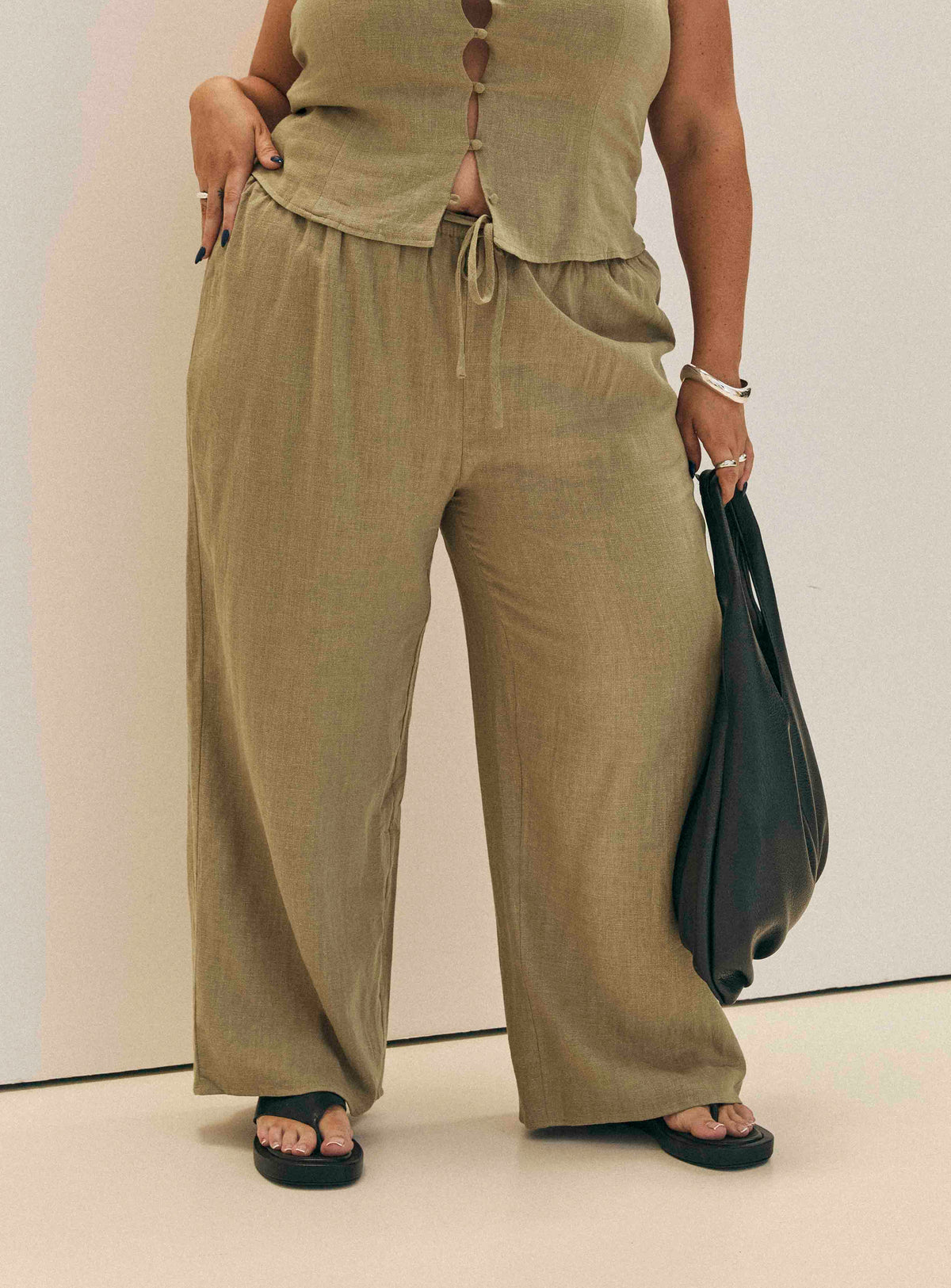 Zenda Linen Blend Top Olive Curve