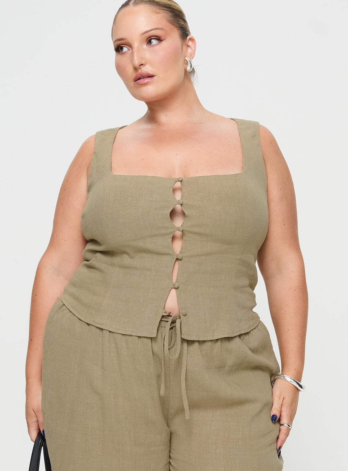 Zenda Linen Blend Top Olive Curve